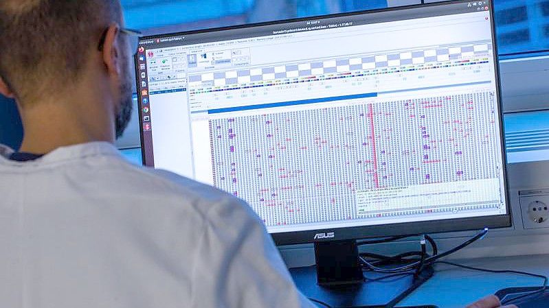 Coronaviren verändern sich ständig und müssen durch aufwendige Genanalysen beobachtet werden. Foto: Jens Büttner/dpa-Zentralbild/dpa