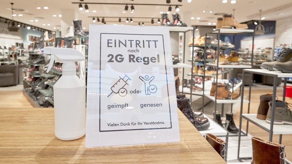 In vielen Geschäften Deutschlands gilt mittlerweile die 2G-Regel. Demnach können nur Menschen mit einem gültigen Impf- oder Genesenennachweis dort einkaufen. Foto: dpa/Georg Wendt