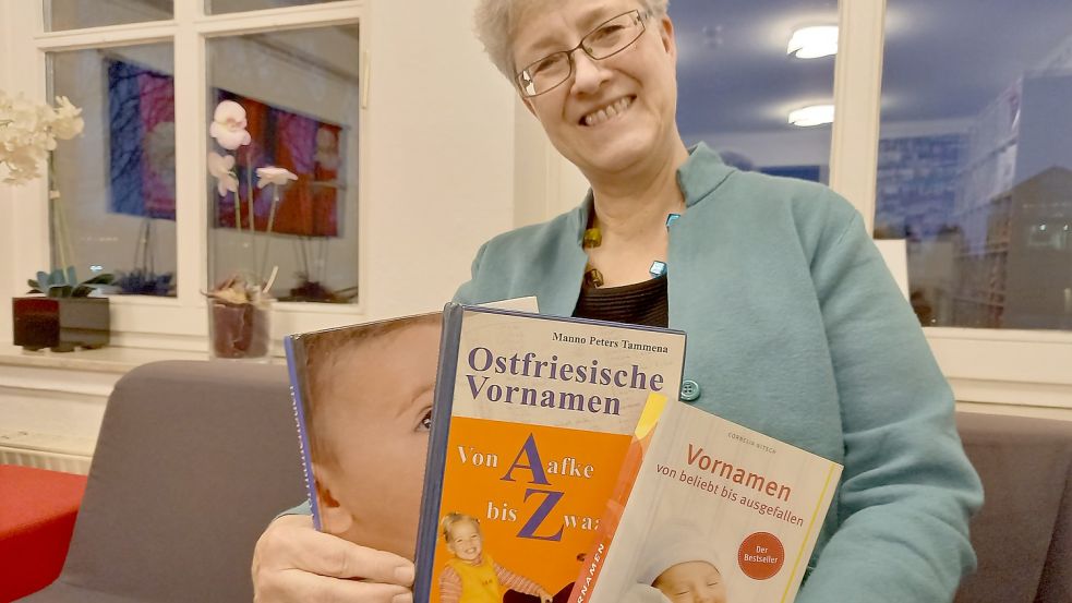 Antje Hamer-Hümmling ist die Leiterin der Stadtbibliothek in Leer. Wenn Eltern nach Namen suchen, greifen sie noch immer zu Büchern. Foto: Vogt