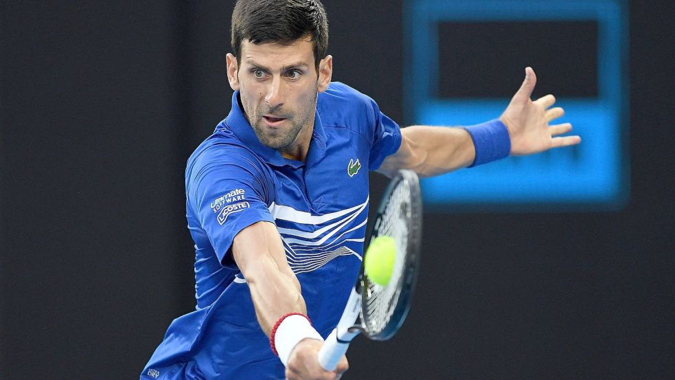 Mit allen möglichen juristischen Mitteln versucht Novak Djokovic gegen seine unmittelbare Ausweisung vorzugehen. (Archivfoto) Foto: dpa/Lukas Coch/AAP