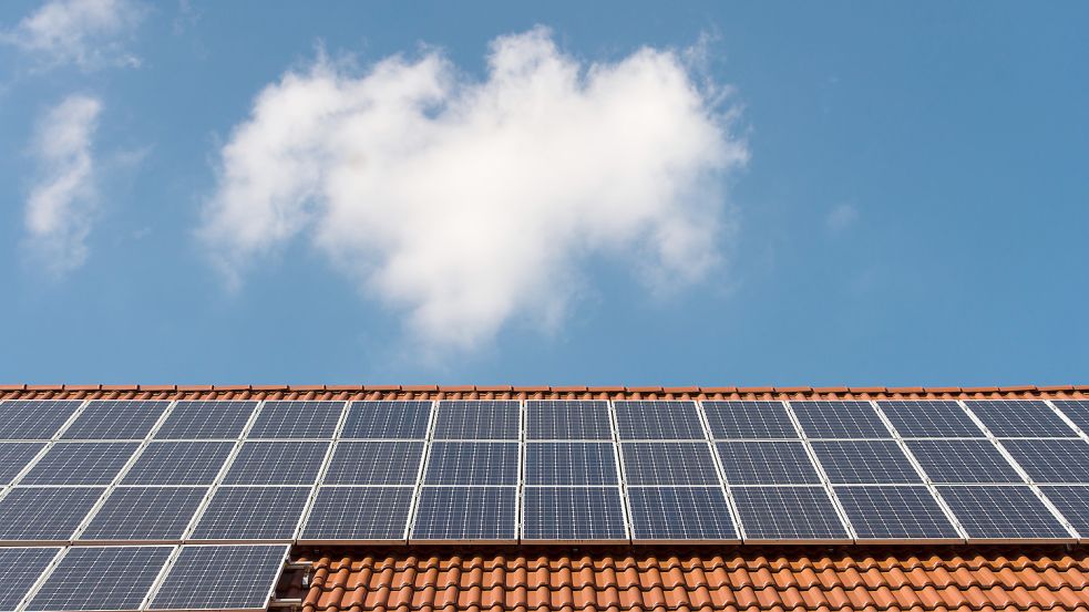 Der Kreis Wittmund hat ein Solarkataster aufgelegt, in dem jeder Hausbesitzer nachgucken kann, ob eine Solaranlage auf seinem Dach sinnvoll ist. Foto: Gollnow/dpa