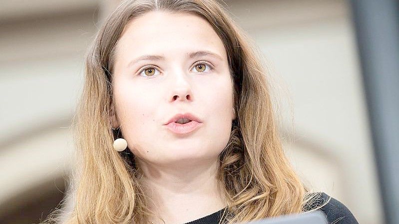 „Wir fordern von einen verbindlichen Gasausstieg bis spätestens 2035“: Luisa Neubauer von Fridays for Future. Foto: Paul Zinken/dpa