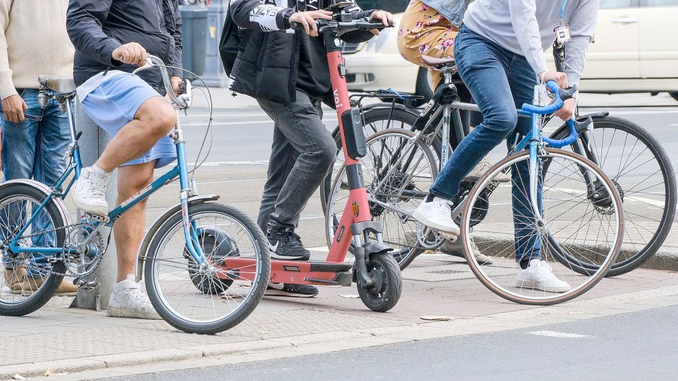 Fahrrad- und E-Scooter-Fahrer müssen ebenso wie die anderen Verkehrsteilnehmer beim Alkoholkonsum Vorsicht walten lassen. Foto: imago images/Michael Gstettenbauer