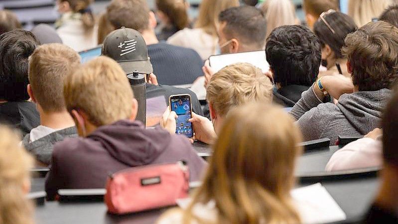 Studierende während einer Vorlesung: Das Deutsche Studentenwerk fordert, dass Hochschulen so lange offen bleiben müssen, wie möglich. Foto: Julian Stratenschulte/dpa