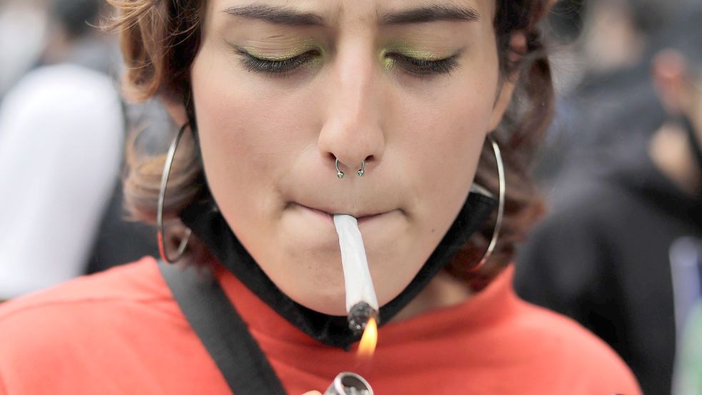 Die Ampel-Koalition legte die Cannabis-Legalisierung zunächst auf Eis. Doch sie soll kommen, meint auch ein Osnabrücker Staatsrechtler. Foto: imago images/NurPhoto/Gerardo Vieyra