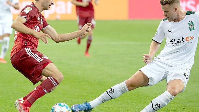 Thomas Müller (l) sieht die Corona-Situation beim FC Bayern nicht so dramatisch. Foto: Federico Gambarini/dpa