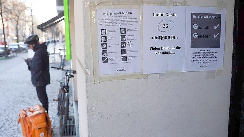 Ein Schild in Berlin weist Gäste auf die „2G“-Regel hin. Foto: Joerg Carstensen/dpa