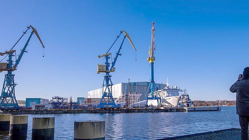 Blick auf das Gelände der MV-Werften mit Krananlagen in Wismar. Foto: Jens Büttner/dpa-Zentralbild/dpa