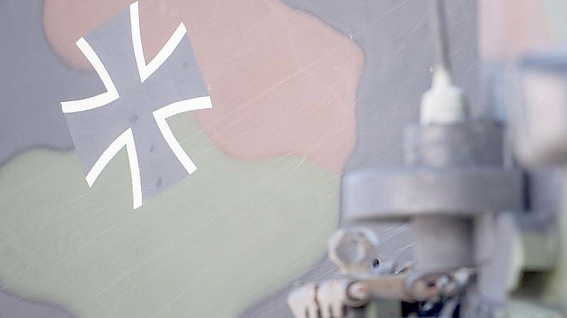 Das Hoheitszeichen der Bundeswehr, das Schwarzes Kreuz, auf einem Raketenwerfer. Foto: Sebastian Gollnow/dpa