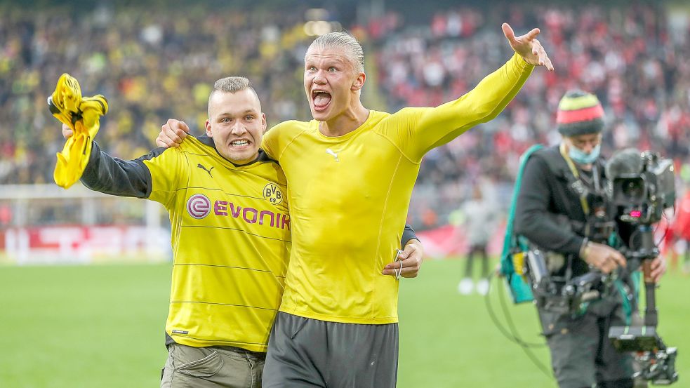 Sven Theen (links) feierte mit Stürmerstar Erling Haaland vor rund 64.000 Zuschauern. Die Fotos gingen um die Welt. Archivfoto: Imago