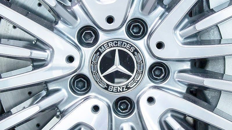 Mercedes-Benz hat im vergangenen Jahr vor allem wegen der Halbleiterkrise weniger Autos ausgeliefert als 2020. Foto: Silas Stein/dpa