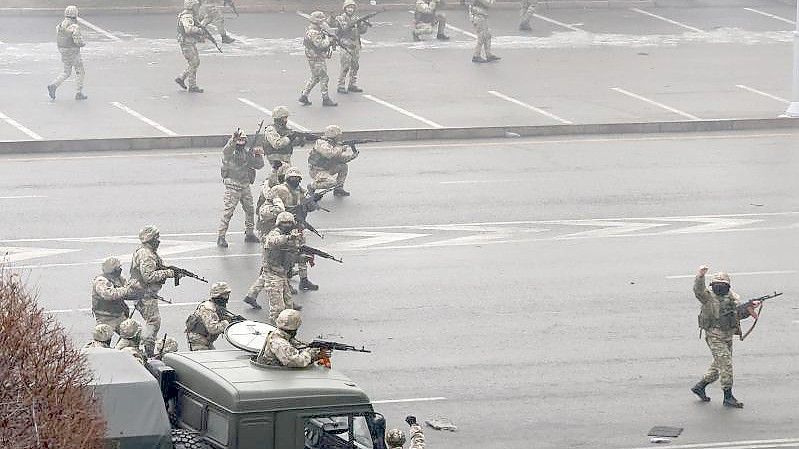 Das Bild der russischen Staatsagentur Tass zeigt Sicherheitskräfte, die im kasachischen Almaty eingesetzt sind, um Massenunruhen zu beenden. Foto: Valery Sharifulin/TASS/dpa