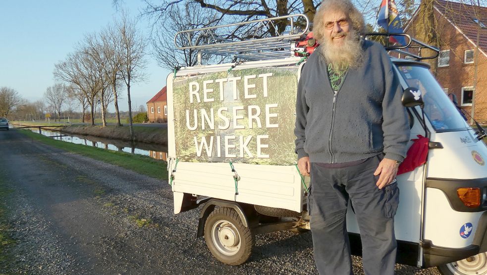 Karl Heinz Böhm hat der seltenen Krebsschere den Kampf angesagt. Foto: Rümmele