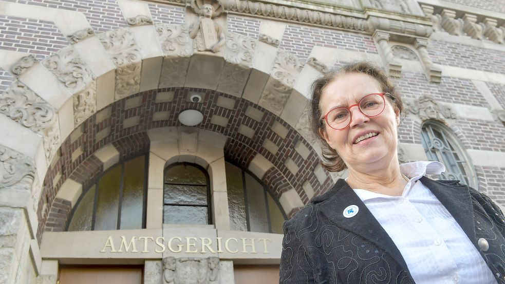 Regina Meinen ist gelernte Krankenschwester. In ihrer Freizeit fährt sie zum Amtsgericht Emden, um als Jugendschöffin Recht zu sprechen. Foto: Ortgies