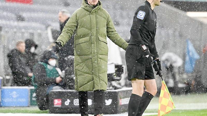 Münchens Cheftrainer Julian Nagelsmann (l) reagiert an der Seitenlinie. Foto: Sven Hoppe/dpa