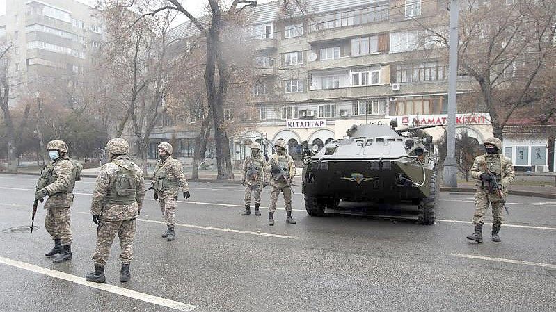 Kasachische Soldaten patrouillieren am Freitag in Almaty nach Zusammenstößen. Foto: Vasily Krestyaninov/AP/dpa