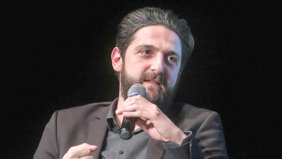 Aladin El-Mafaalani, erfolgreicher Soziologe, Politikberater und jemand, der erklären kann, warum es sich gerade so anfühlt, als klafften die Gräben in der deutschen Gesellschaft immer weiter auseinander. Foto: Foto: Oliver Schaper via www.imago-images.de