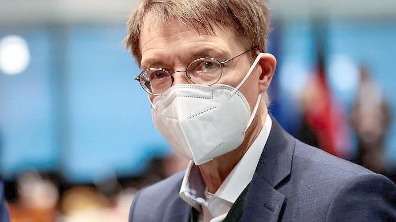 Gesundheitsminister Karl Lauterbach befürwortet die Impfpflicht auch für den Kampf gegen Omikron. Foto: Hannibal Hanschke/Reuters/Pool/dpa