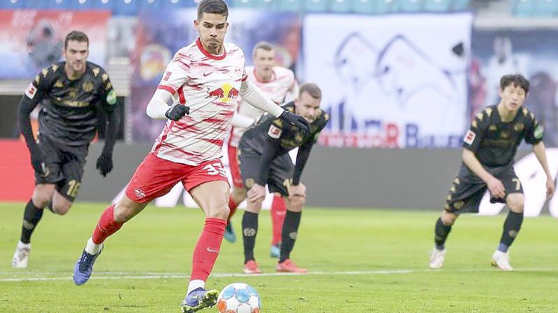 Der Leipziger André Silva trifft per Elfmeter zum 1:0. Foto: Jan Woitas/dpa-Zentralbild/dpa