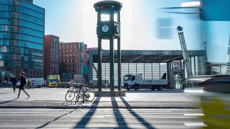 Der Nachbau des Ampelturms am Potsdamer Platz on Berlin. Foto: Monika Skolimowska/dpa-Zentralbild/dpa