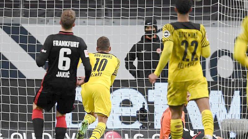 Dortmunds Thorgan Hazard (2.v.l) erzielt das Tor zum zwischenzeitlichen 1:2. Foto: Arne Dedert/dpa