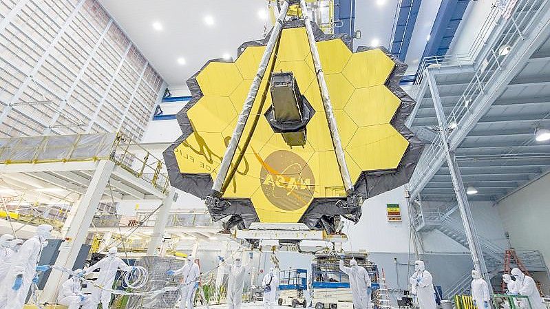Dieses von der Nasa zur Verfügung gestellte Foto zeigt Techniker mit dem Spiegel des „James Webb“-Teleskops während des Baus. Foto: Uncredited/NASA/AP/dpa