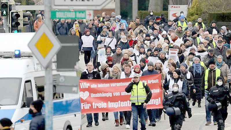 In Schwerin nehmen Menschen an einer Demonstration gegen Corona-Einschränkungen teil. Foto: Bernd Wüstneck/dpa-Zentralbild/dpa