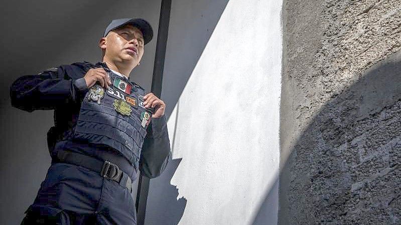 Der 29 Jahre alte Alan Galván arbeitet als Polizeibeamter in Mexiko-Stadt. Foto: Jair Cabrera Torres/dpa