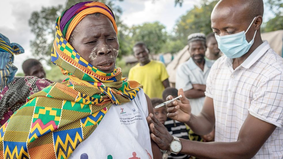 Eine Frau aus Mosambik wird gegen Covid-19 geimpft. Ausgetrocknete Impfstoffe könnten die Pandemiebekämpfung in Entwicklungsländern revolutionieren. Foto: imago images/Le Pictorium