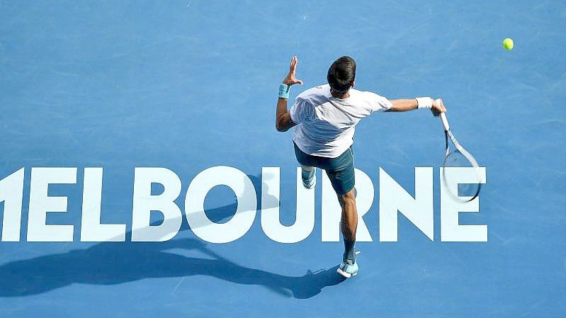 Ob Novak Djokovic im australischen Melbourne antreten darf, ist weiter offen. Foto: Sydney Low/Cal Sport Media/Zuma/dpa/Archivbild