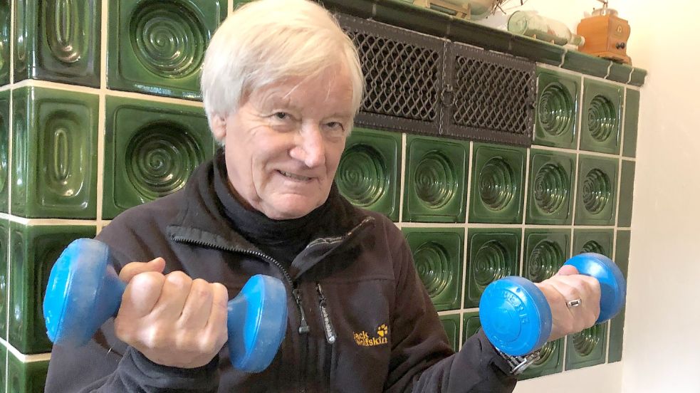 Siegfried Rütten kämpft sich nach seiner Covid-19-Erkrankung auch mit Hanteltraining wieder zur Normalität zurück. Foto: Radtke