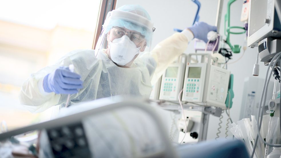 Die intensivmedizinische Versorgung von Covid-19-Patienten ist extrem aufwendig. Auch Siegfried Rütten aus Ostrhauderfehn rang auf solch einer Krankenhausstation um sein Leben. Symbolfoto: DPA
