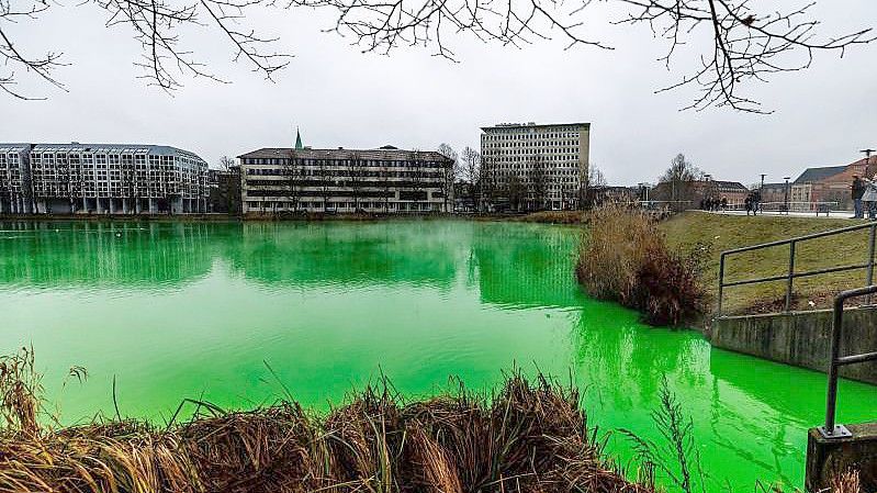 Passanten fotografieren den grün gefärbten „Kleinen Kiel“. Foto: Axel Heimken/dpa