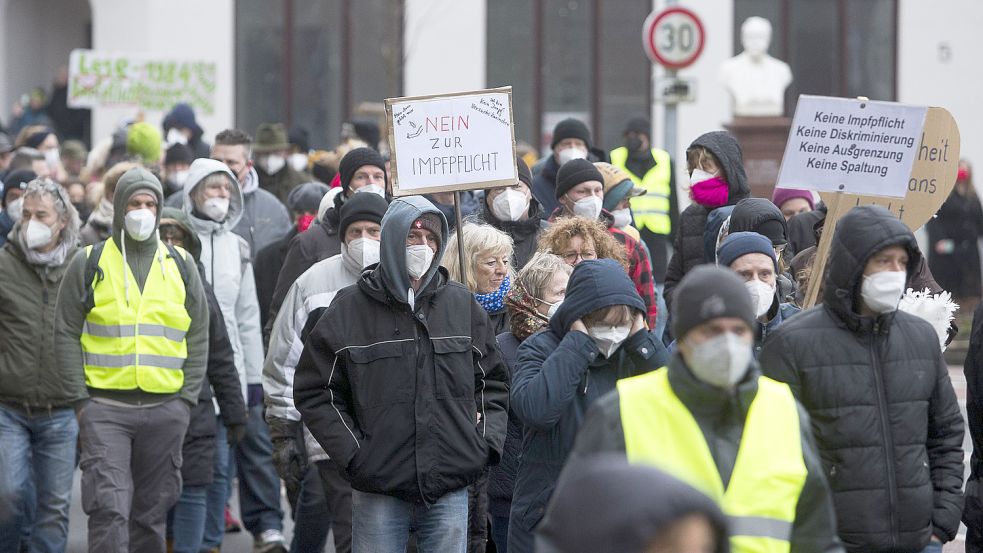 Die Teilnehmer der Demo gegen die Corona-Politik zeigten nur wenige Transparente. Fotos: Jens Doden