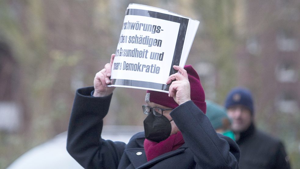 Vereinzelt postierten sich Gegner der Corona-Proteste mit Spruchbändern am Rande des Demonstrationszuges.