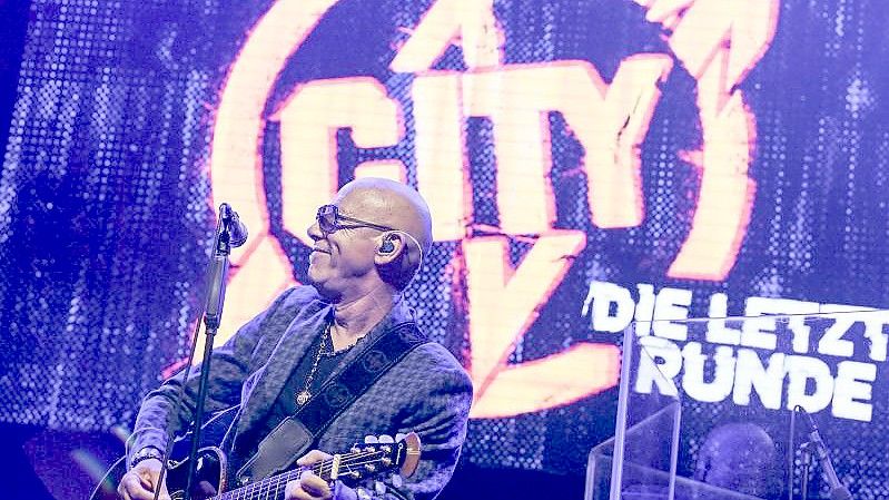 Der Sänger Toni Krahl von der Band City . Foto: Jens Kalaene/dpa-Zentralbild/dpa