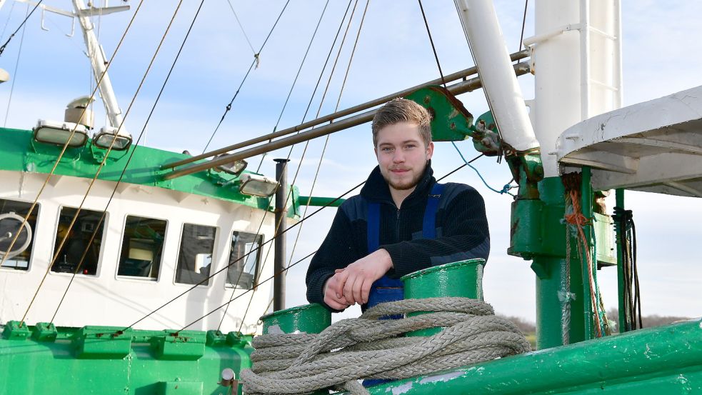 Johann Conradi auf seinem Kutter GRE 24 Komet im Greetsieler Hafen. Die Nummer 24 war schon immer im Familienbesitz. Foto: Wagenaar