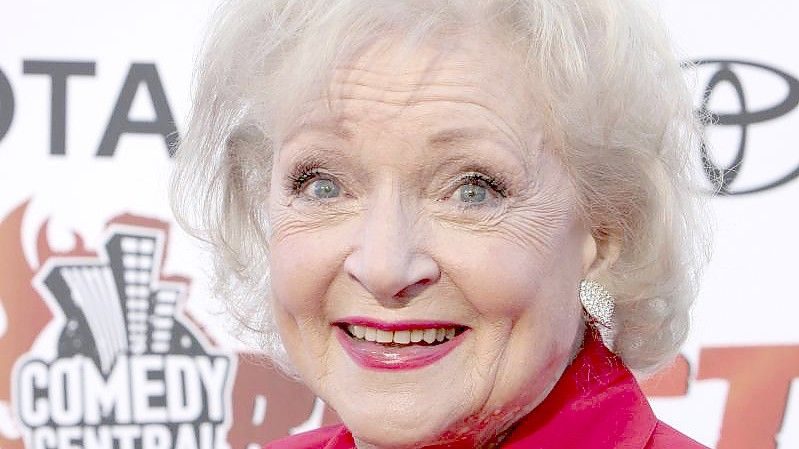 Betty White wird ihrem Wunsch entsprechend nur im privaten Kreis begraben. Foto: Rene Macura/AP/dpa