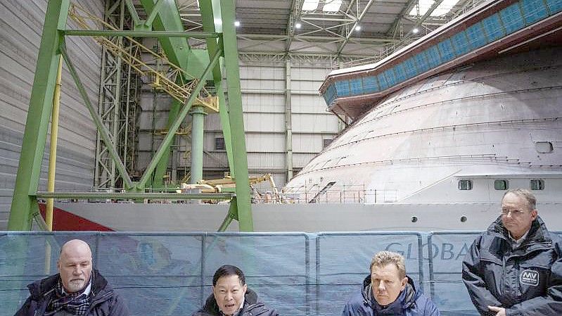 Die Manager von Genting sprechen auf der MV Werft in Wismar mit der Presse. Foto: Frank Hormann/dpa-Zentralbild/dpa