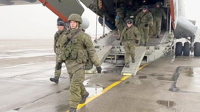 Das Bild der Staatsagentur Tass zeigt russische OVKS-Friedenstruppen bei der Ankunft in Kasachstan. Foto: Russian Defence Ministry/dpa