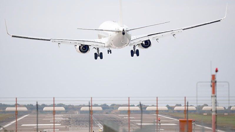 2020 hat es mit 1,46 Millionen Flugbewegungen den niedrigsten Wert seit der deutschen Wiedervereinigung gegeben. Foto: Julian Stratenschulte/dpa