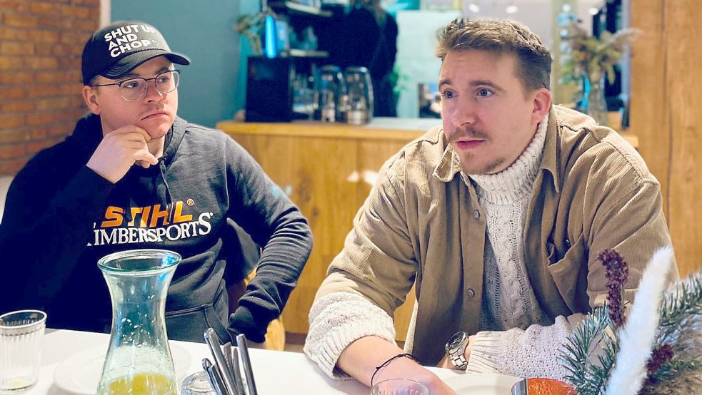 David Friedrich (rechts), Gewinner von „Die Bachelorette“ 2017, und Gustav Schäfer, Schlagzeuger der Band Tokio Hotel, waren in Westoverledingen zu Besuch.