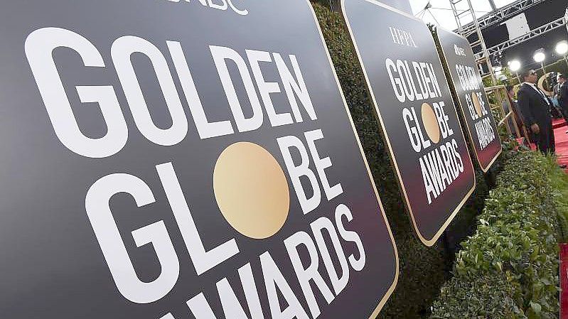 Schilder mit der Aufschrift „Golden Globe Awards“ hängen am roten Teppich bei den 77. Golden Globe Awards. Foto: Jordan Strauss/Invision via AP/dpa