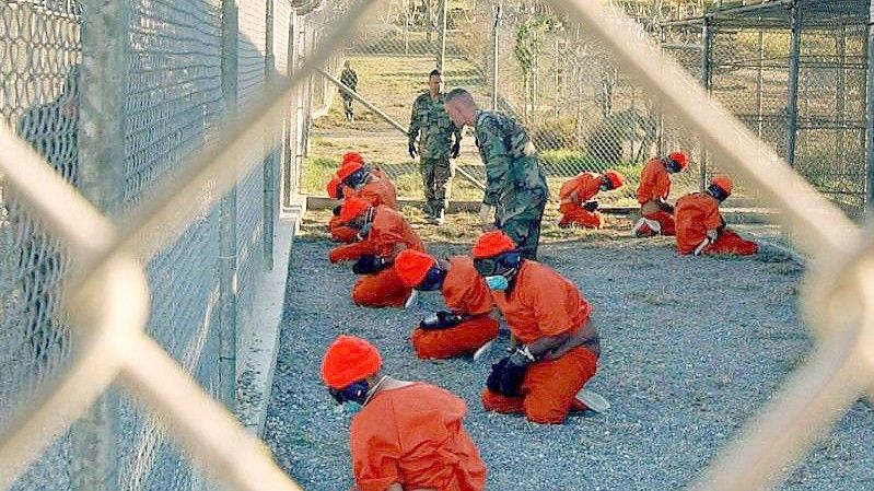 In orangefarbenen Overalls gekleidete Häftlinge im US-Gefangenenlager Guantánamo im Januar 2002. Foto: Shane T. McCoy/US-Navy/epa/dpa