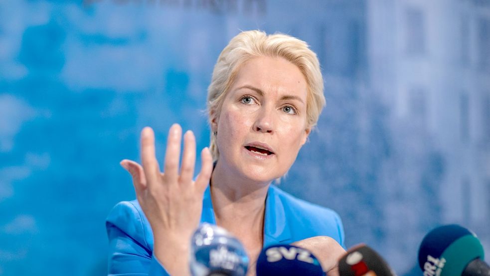 Manuela Schwesig (SPD) bei einer Pressekonferenz. Nach einer Todesdrohung gegen die Ministerpräsidentin von Mecklenburg-Vorpommern ermittelt das Landeskriminalamt. Foto: Jens Büttner/dpa