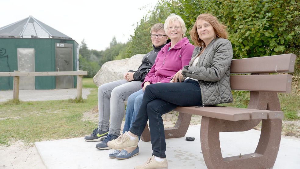 Helga Martens (Mitte), Witwe von Hermann Martens, dessen Enkel Marvin und Bürgermeisterin Bettina Stöhr hatten sich 2016 die Bank gemeinsam angeschaut und ausprobiert. Foto: Lüppen/Archiv