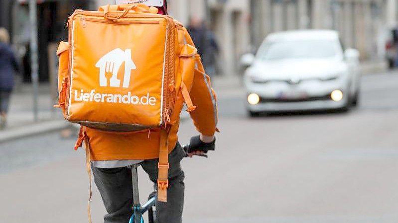 Ein Lieferando-Fahrer auf dem Weg zum nächsten Kunden. Foto: Jan Woitas/dpa-Zentralbild/dpa