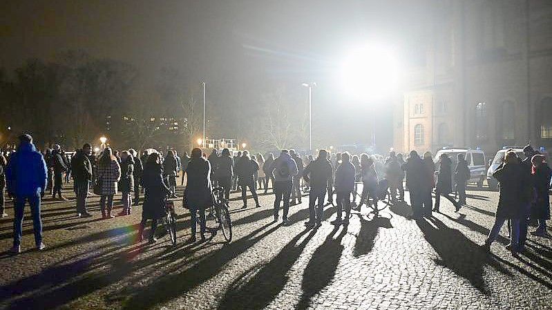Demonstrierende stehen während einer Abschluss-Kundgebung gegen die Corona-Regeln auf dem Bassinplatz in Potsdam. Foto: Soeren Stache/dpa-Zentralbild/dpa