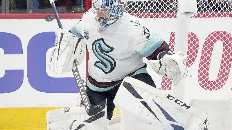 Seattle Kraken-Torwart Philipp Grubauer stoppt einen Schuss im zweiten Drittel. Foto: David Zalubowski/AP/dpa