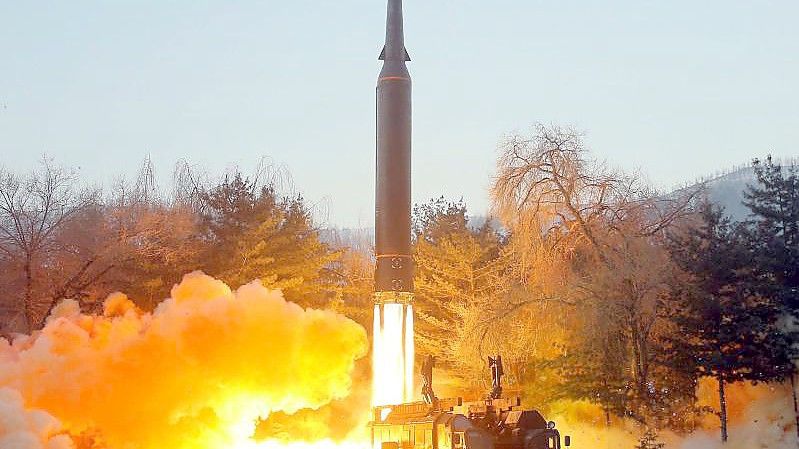Testabschuss einer Hyperschallrakete. (Das Bild wurde von der staatlichen nordkoreanischen Nachrichtenagentur KCNA zur Verfügung gestellt und kann nicht eindeutig verifiziert werden.). Foto: -/KCNA/dpa